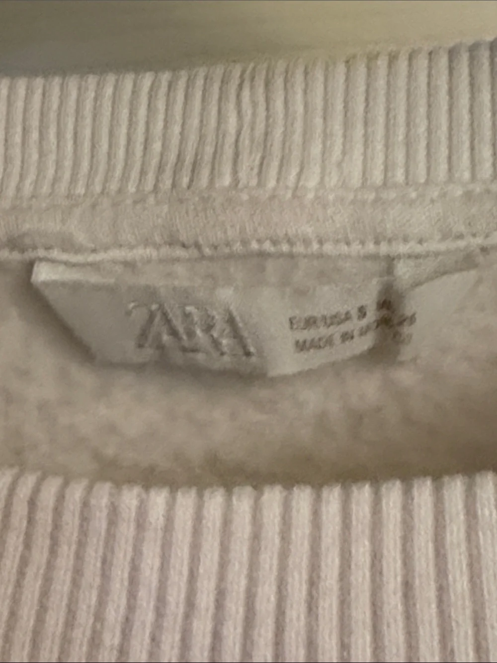 Zara White Graphic Crewneck Sweatshirt with Gold Print
